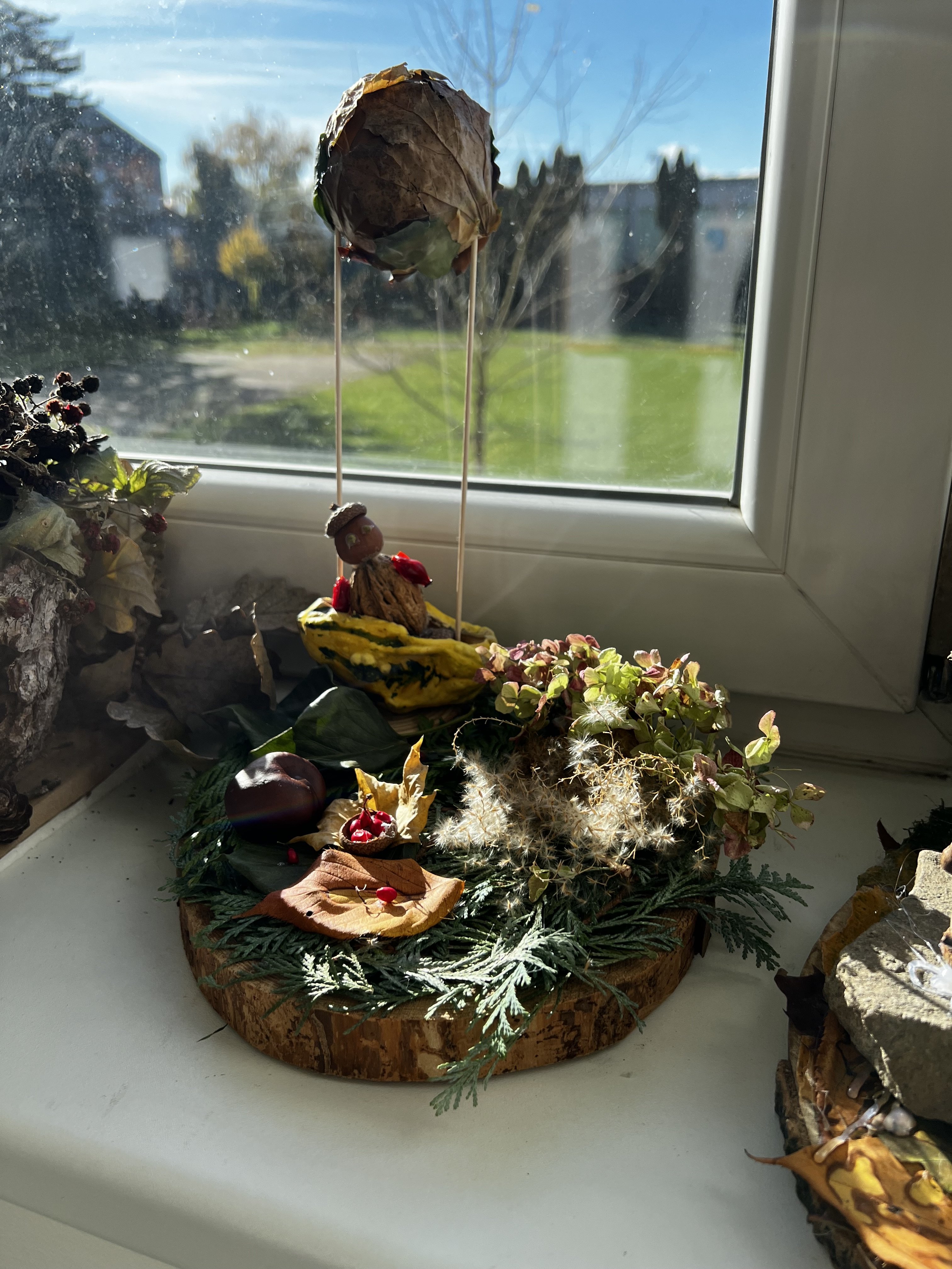 Radostný mumraj za okny Radostný mumraj za okny